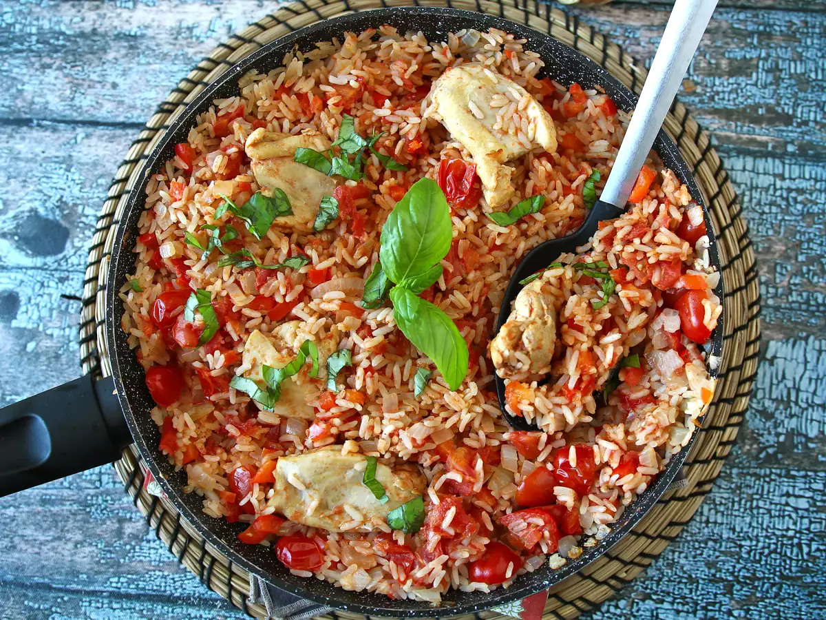Eenpansgerecht met kip, rijst met tomaat en paprika - foto 5
