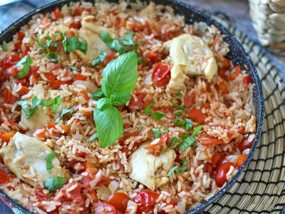 Eenpansgerecht met kip, rijst met tomaat en paprika - foto 6