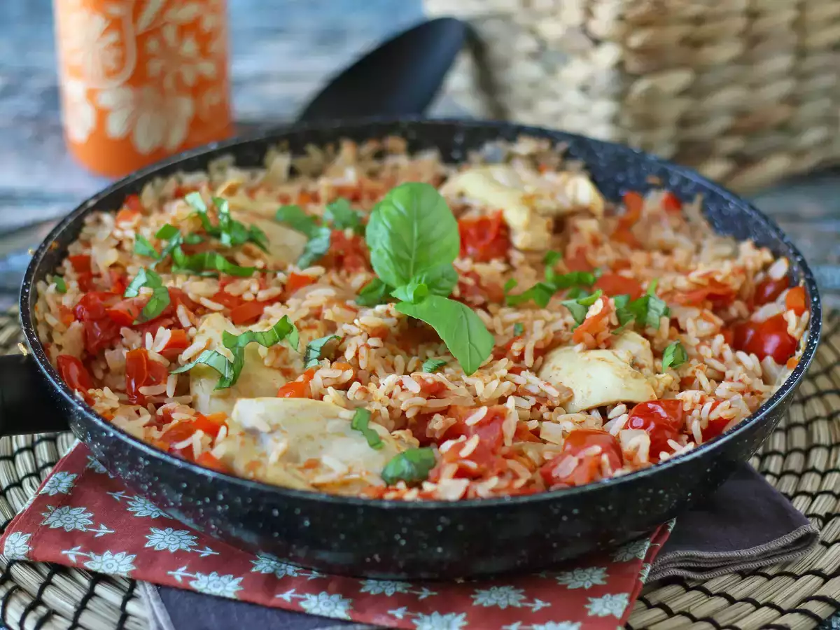 Eenpansgerecht met kip, tomatenrijst en paprika