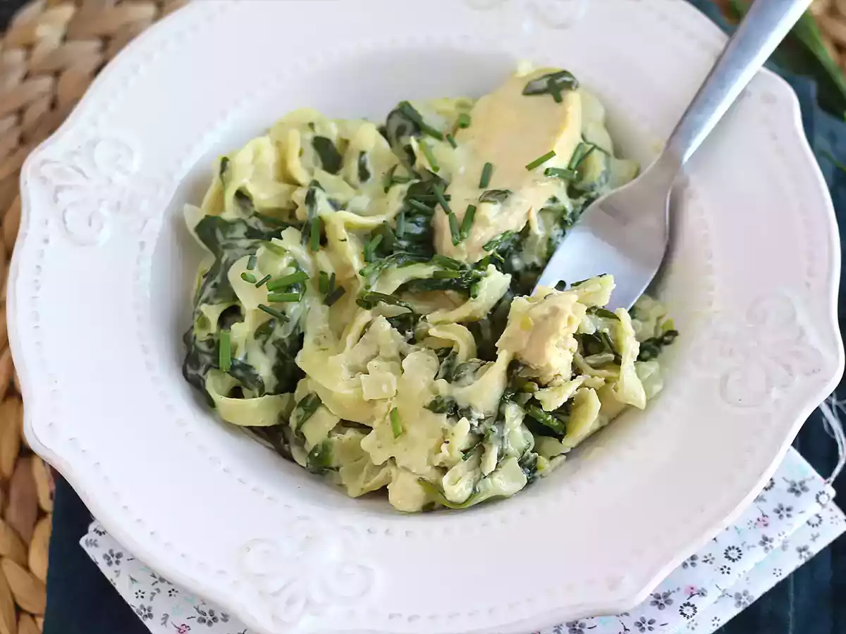 Eenpanspasta met spinazie, geitenkaas en kip