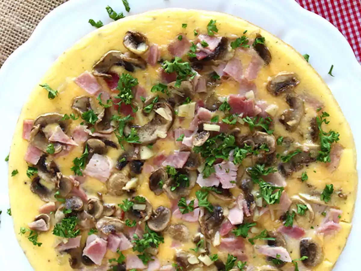 Eenvoudige omelet met champignons, ham en peterselie - foto 2