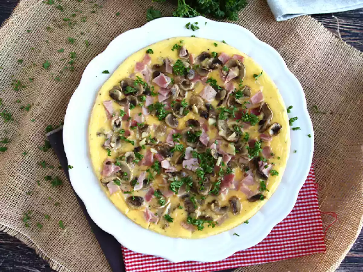 Eenvoudige omelet met champignons, ham en peterselie - foto 3