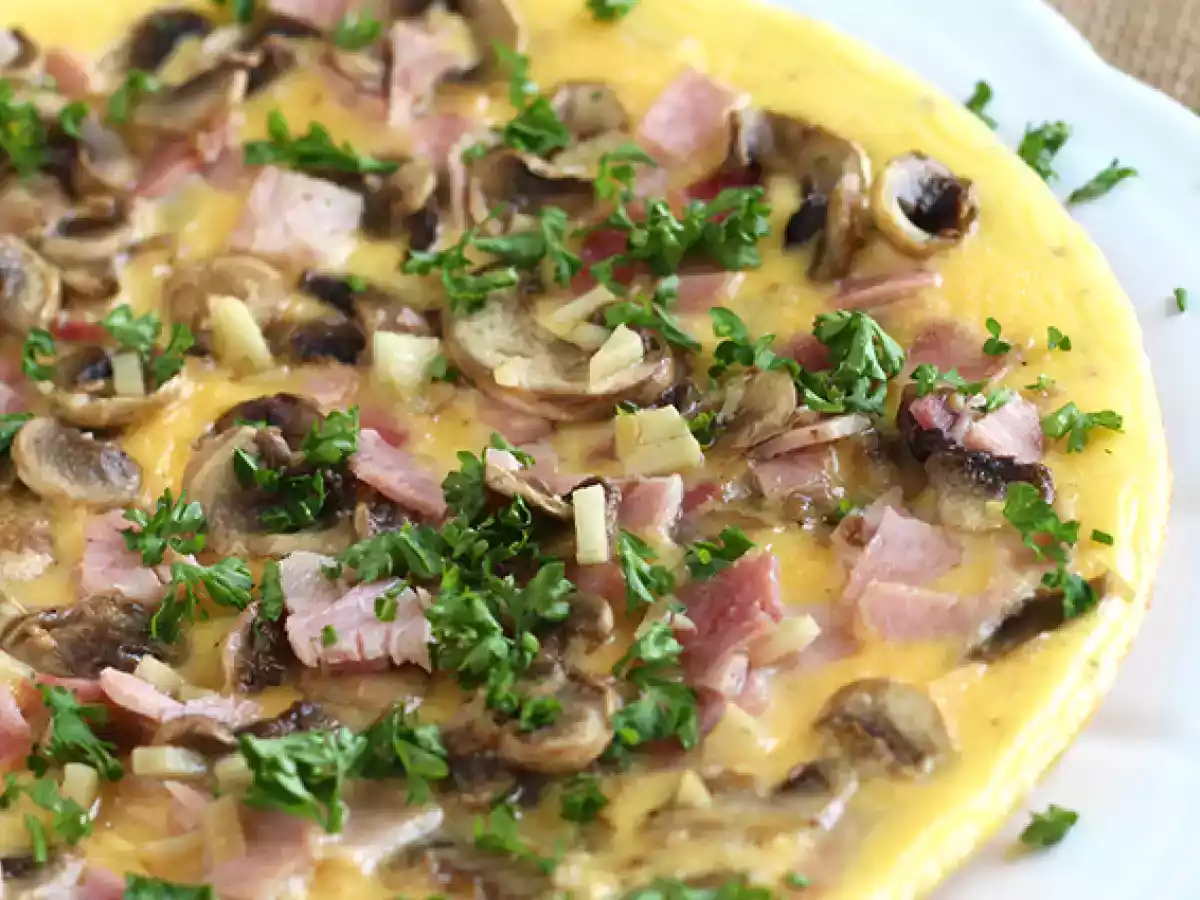 Eenvoudige omelet met champignons, ham en peterselie - foto 4