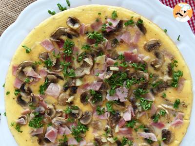 Eenvoudige omelet met champignons, ham en peterselie - foto 2