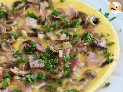 Eenvoudige omelet met champignons, ham en peterselie - foto 4