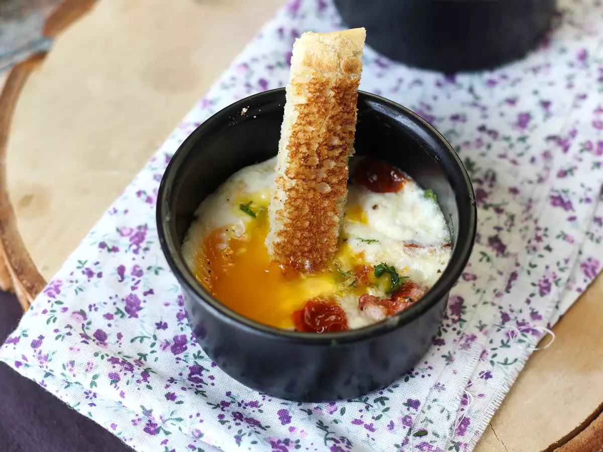 Eieren in cocotte met geitenkaas en zongedroogde tomaten uit de Airfryer