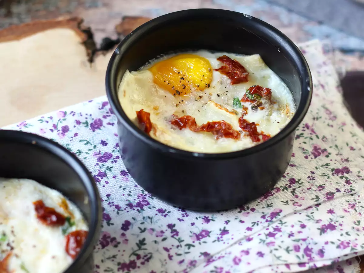 Eieren in cocotte met geitenkaas en zongedroogde tomaten uit de Airfryer - foto 2
