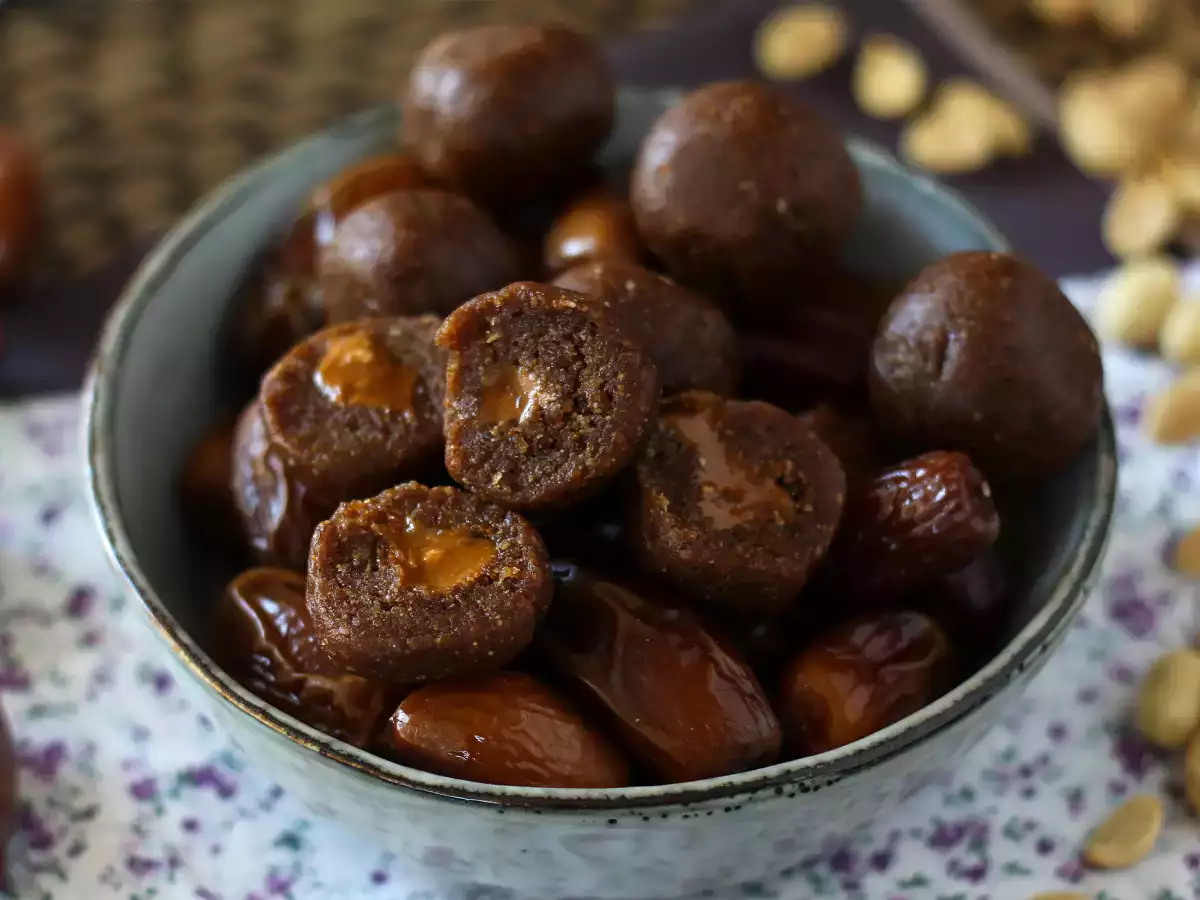 Energyballetjes met dadels en een vloeibare pindakaaskern - foto 4