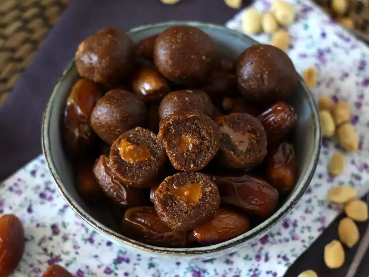 Energyballetjes met dadels en een vloeibare pindakaaskern - foto 5