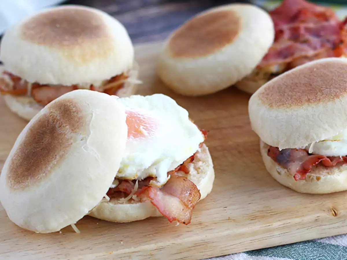 Engelse muffins met ei en bacon - foto 3