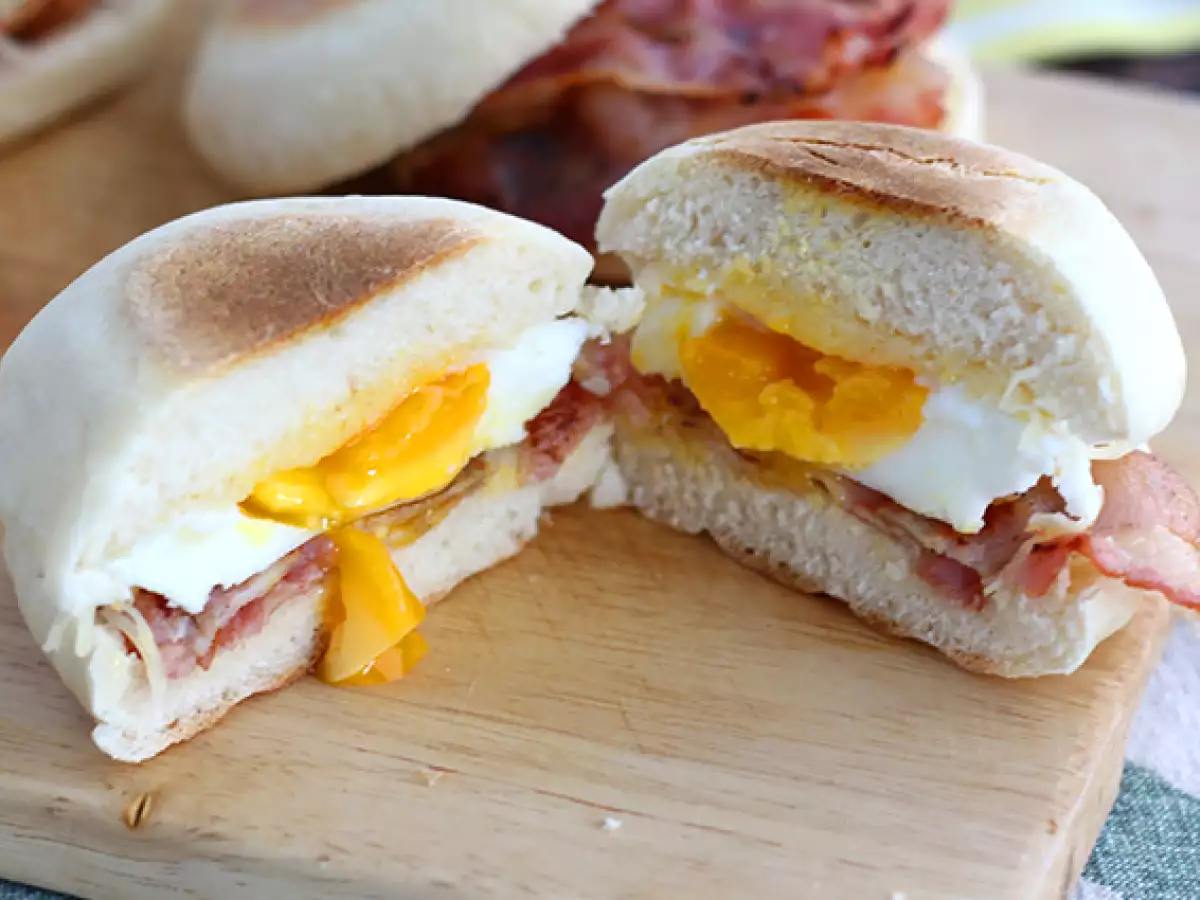 Engelse muffins met ei en bacon - foto 4