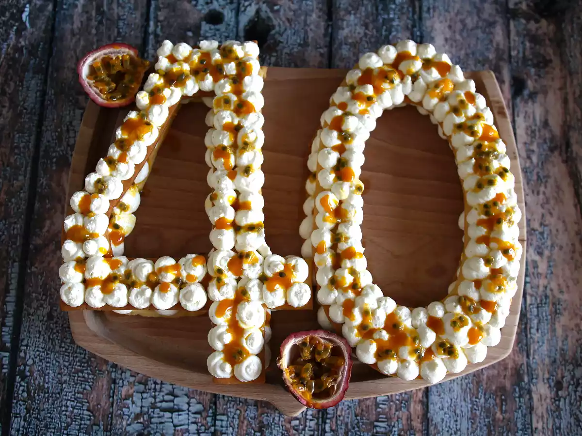 Exotische cijfertaart met mango en passievrucht