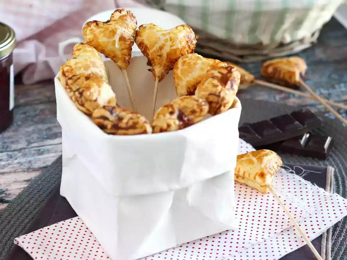Extra krokante bladerdeeg hartjes met frambozen en chocolade taart pops
