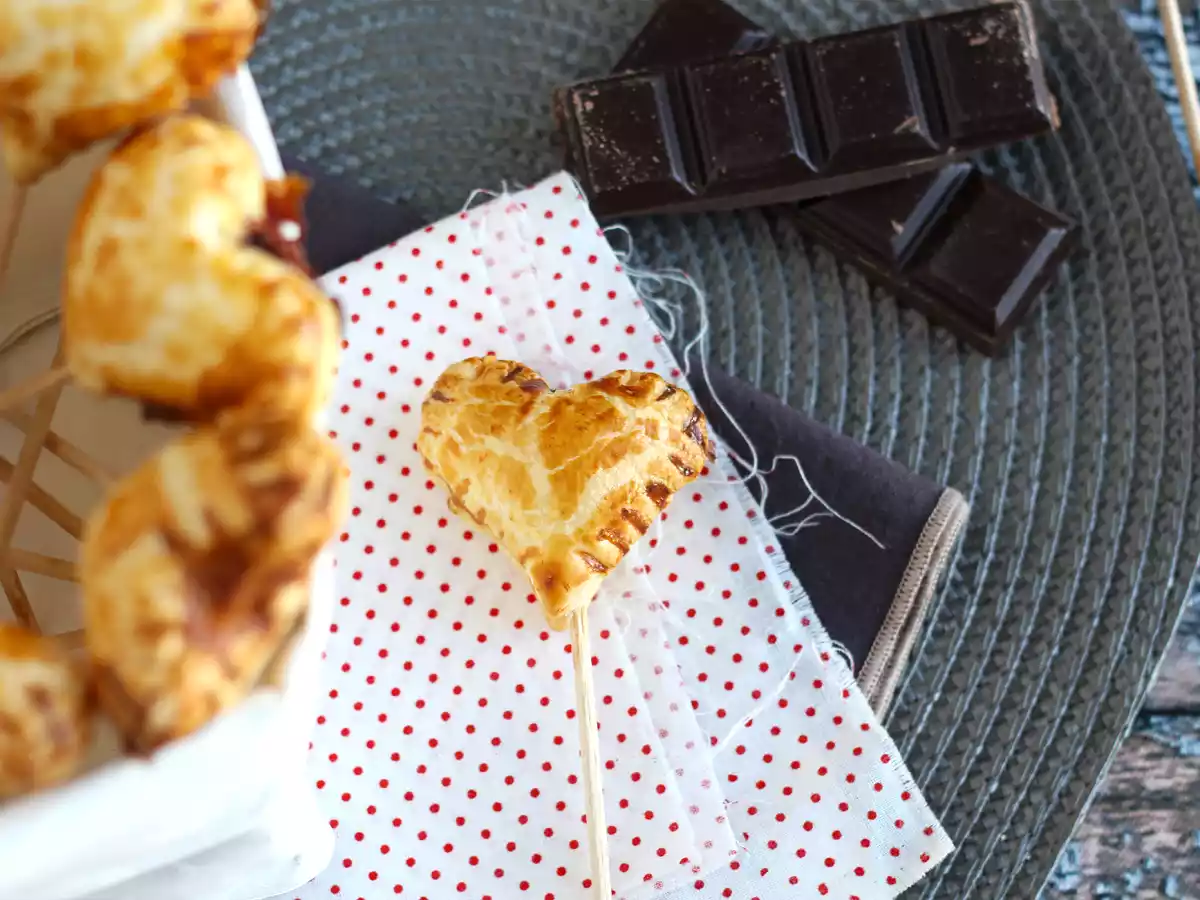 Extra krokante bladerdeeg hartjes met frambozen en chocolade taart pops - foto 2