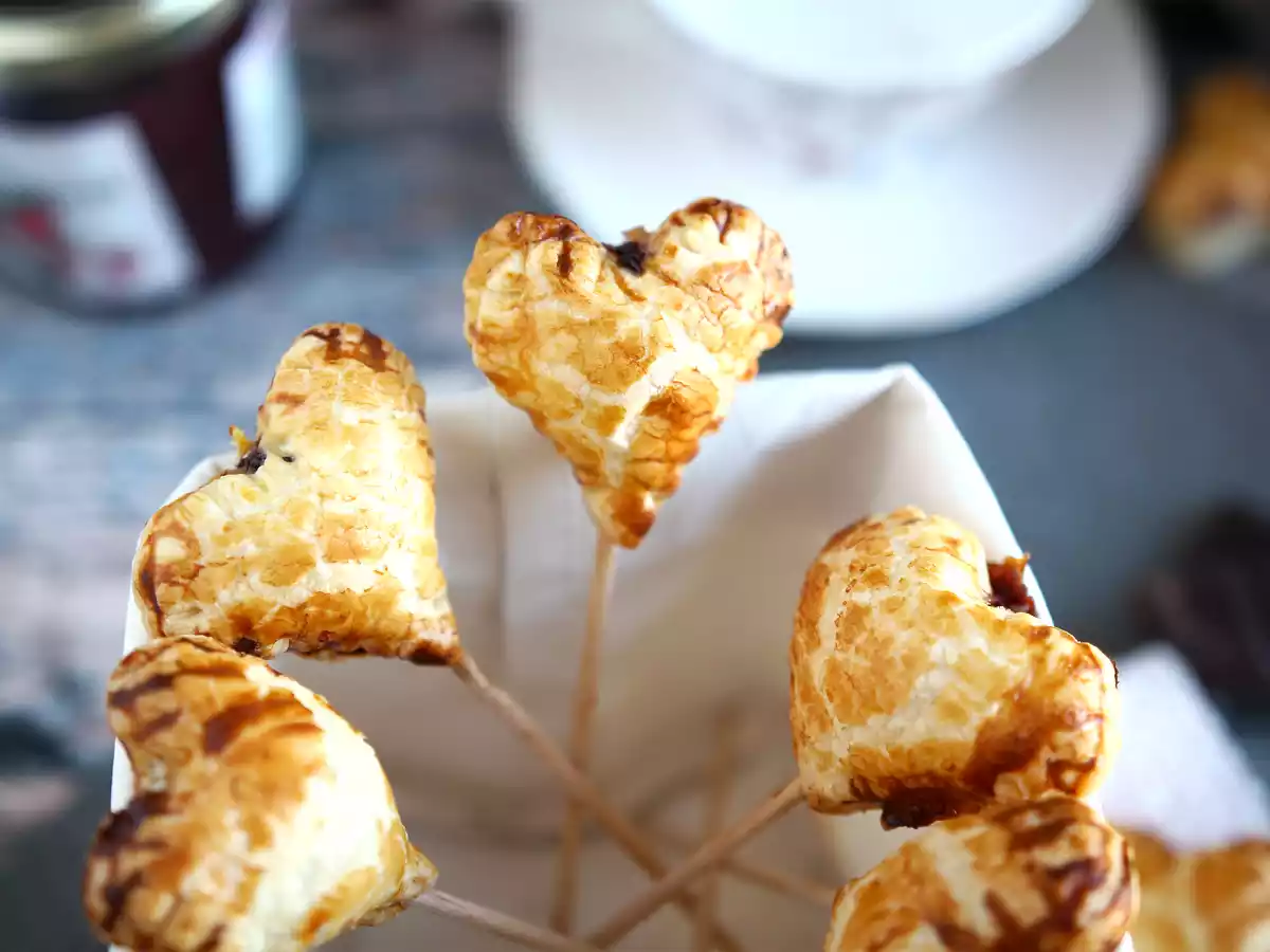 Extra krokante bladerdeeg hartjes met frambozen en chocolade taart pops - foto 3