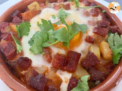 Flamenco-eieren met aardappelen en chorizoworst