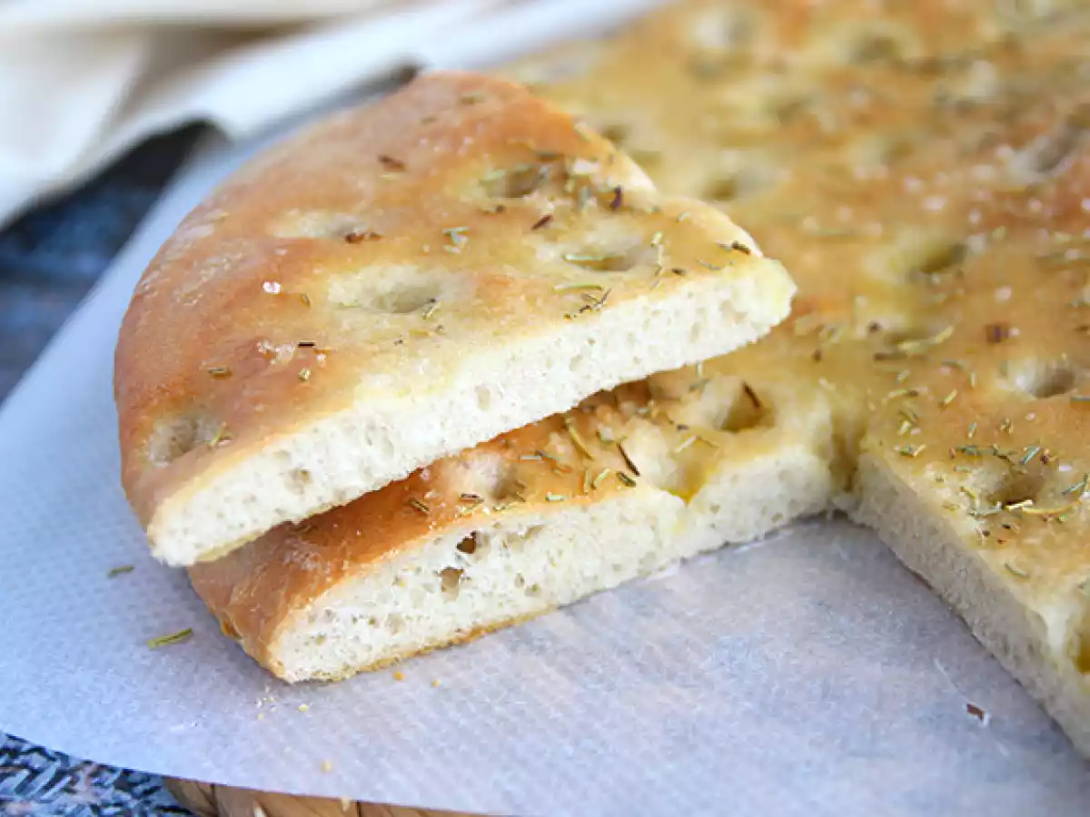 Focaccia, Italiaans brood met rozemarijn - foto 4