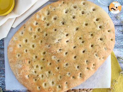 Focaccia, Italiaans brood met rozemarijn - foto 3