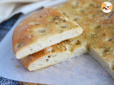 Focaccia, Italiaans brood met rozemarijn - foto 4