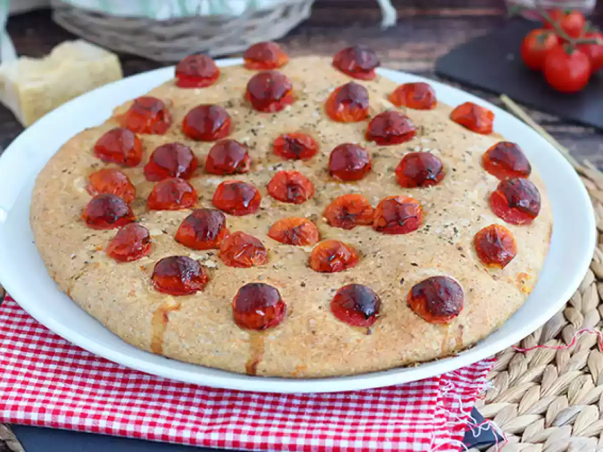 Focaccia met kerstomaatjes