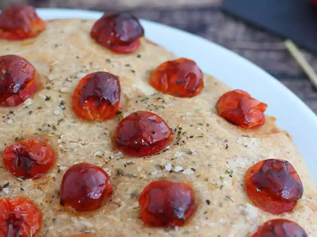 Focaccia met kerstomaatjes - foto 3
