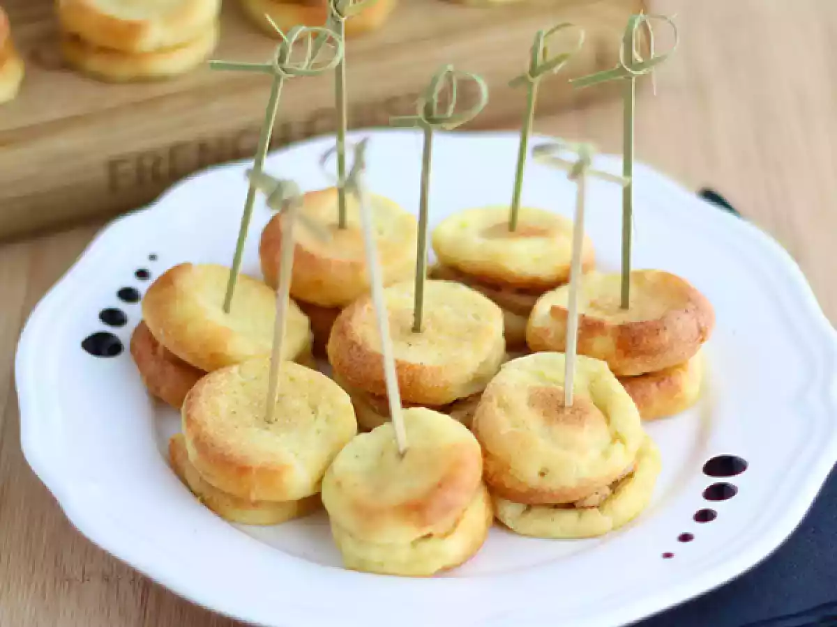 Foie gras macarons met quenelles