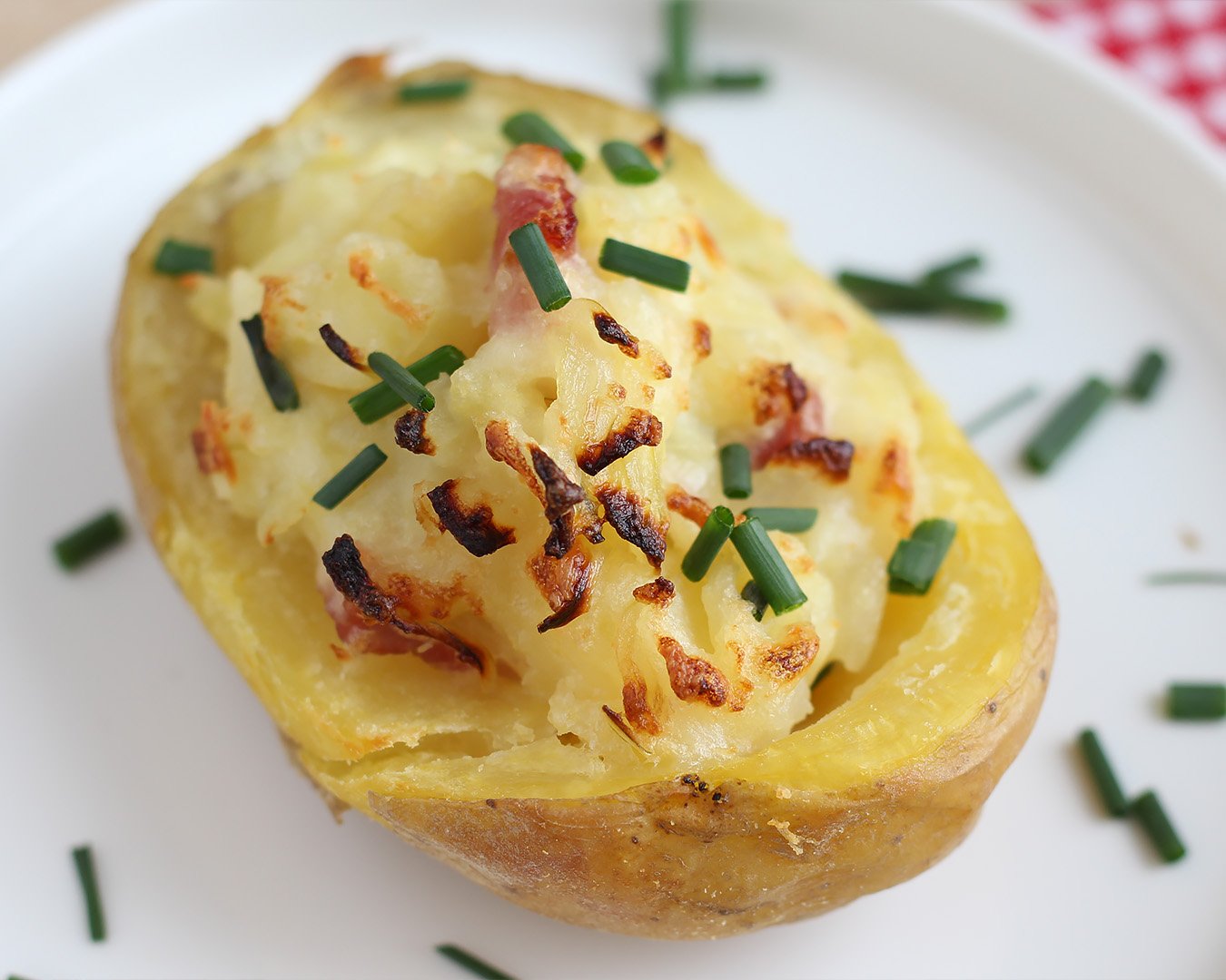 Gebakken aardappelen gevuld met spek en kaas Recept Petitchef