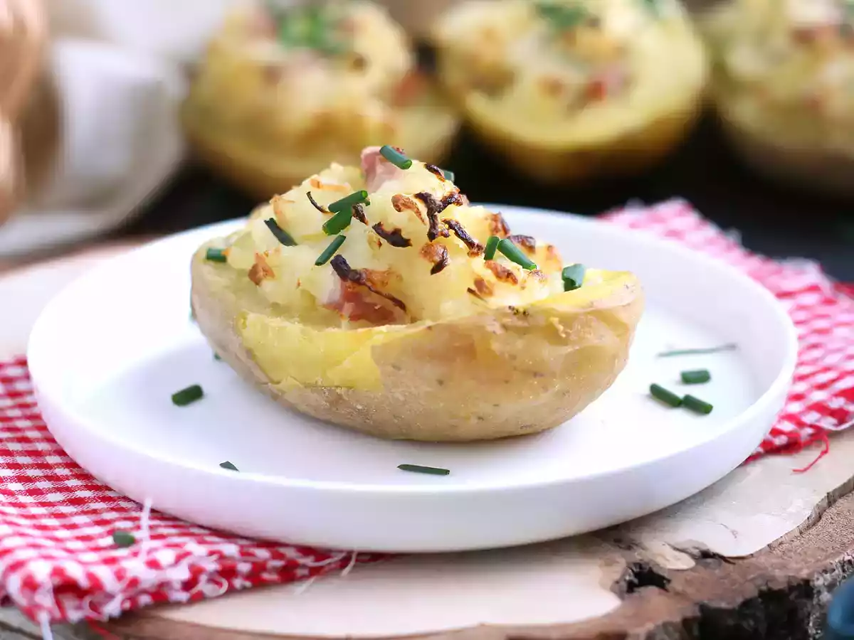 Gebakken aardappelen gevuld met spek en kaas - foto 3