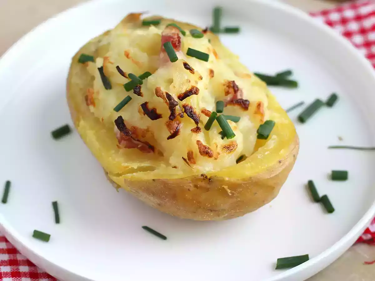 Gebakken aardappelen gevuld met spek en kaas - foto 4