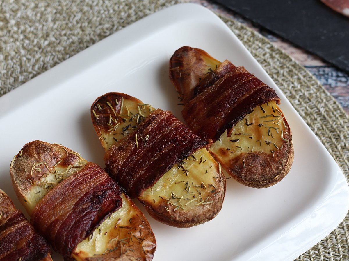 Gebakken aardappelen omwikkeld met gerookt spek