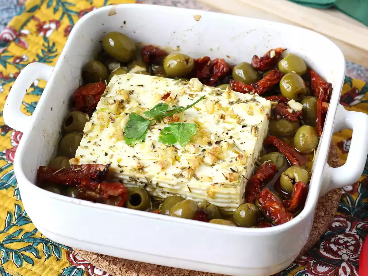 Gebakken feta met gedroogde tomaten en olijven, mediterrane stijl