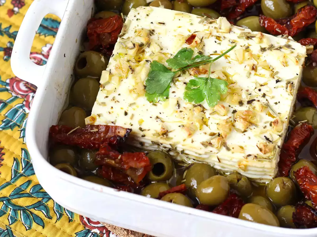 Gebakken feta met gedroogde tomaten en olijven, mediterrane stijl - foto 2