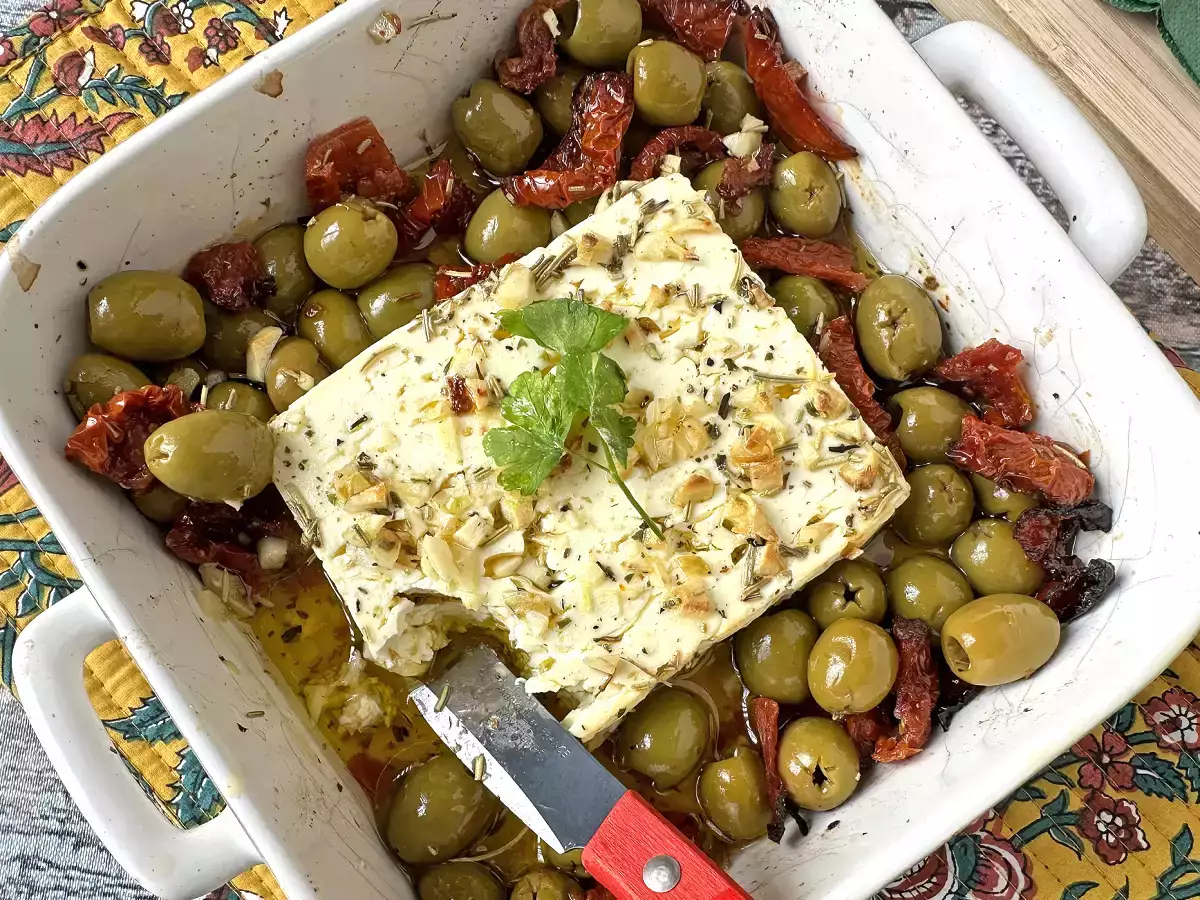 Gebakken feta met gedroogde tomaten en olijven, mediterrane stijl - foto 3