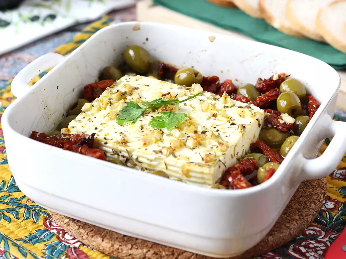 Gebakken feta met gedroogde tomaten en olijven, mediterrane stijl - foto 4