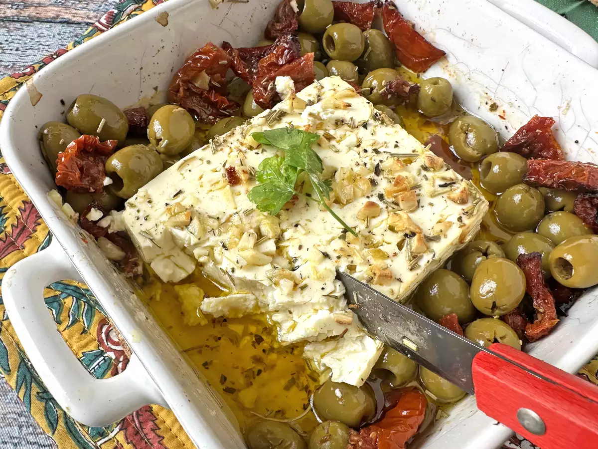 Gebakken feta met gedroogde tomaten en olijven, mediterrane stijl - foto 5