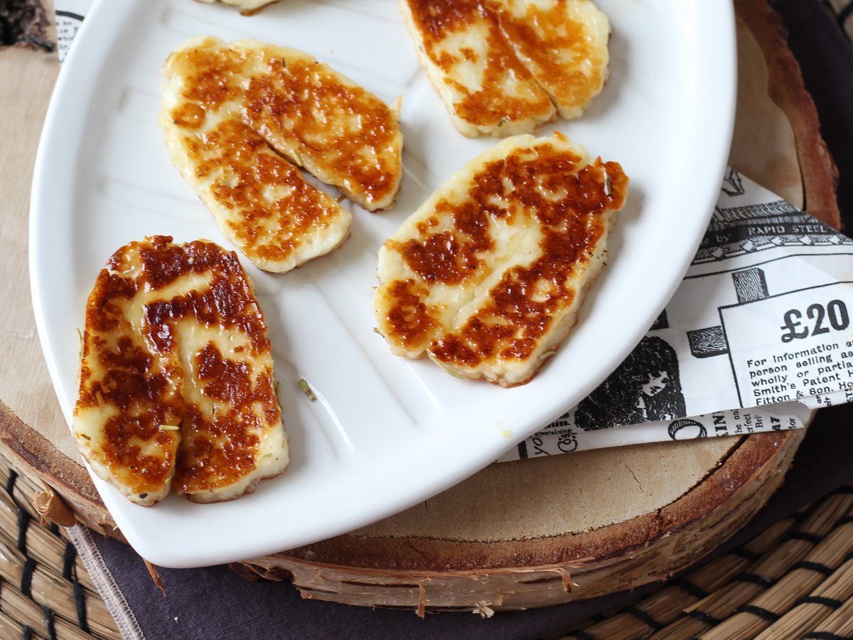 Gebakken halloumi zoetzuur met honing en rozemarijn - foto 2