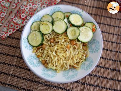 Gebakken noedels met geroosterde kikkererwten en courgette