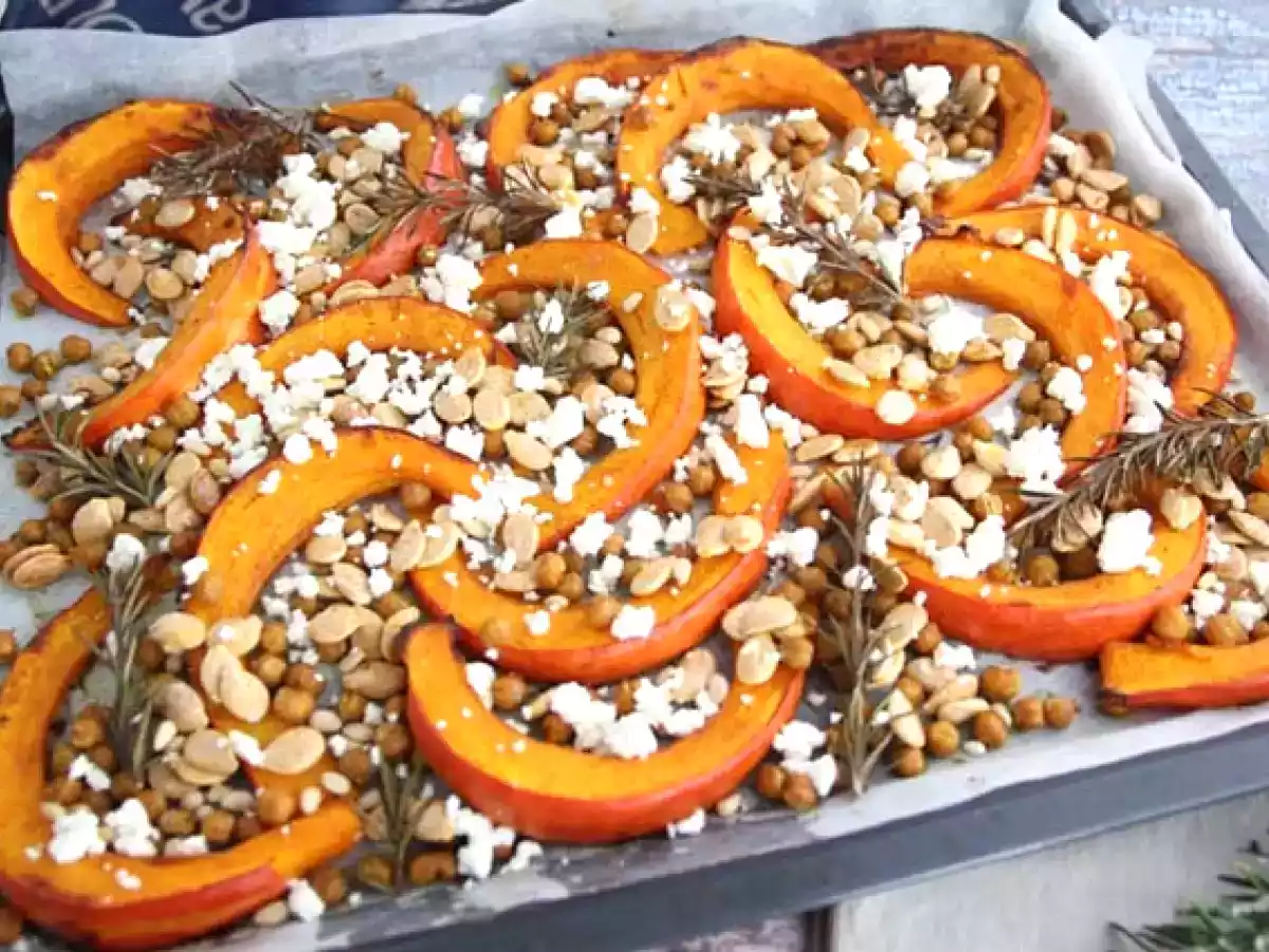 Gebakken pompoen en kikkererwten met rozemarijn en feta