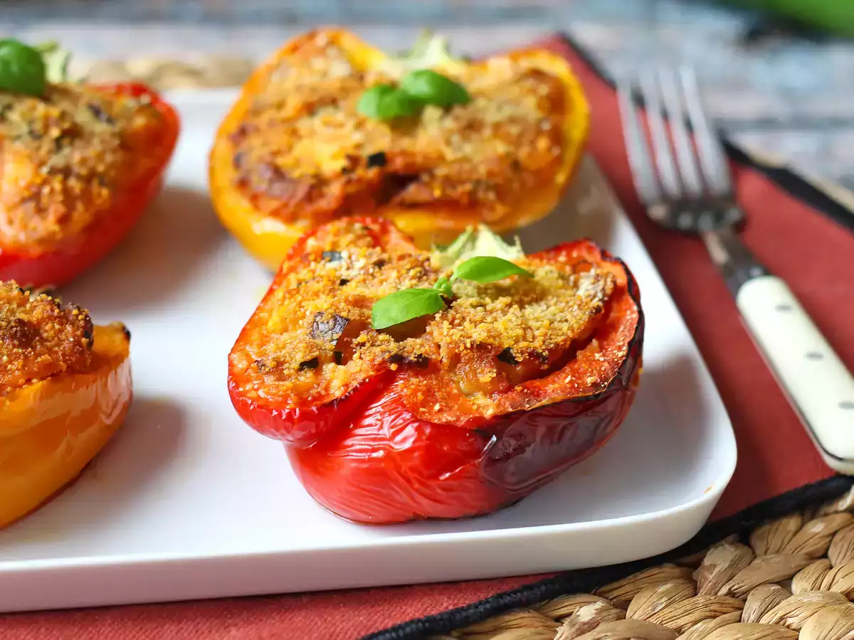 Gebakken vegetarische gevulde paprika's: het makkelijke en lekkere recept met groenten en mozzarella kaas