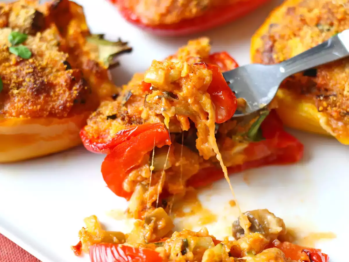 Gebakken vegetarische gevulde paprika's: het makkelijke en lekkere recept met groenten en mozzarella kaas - foto 5
