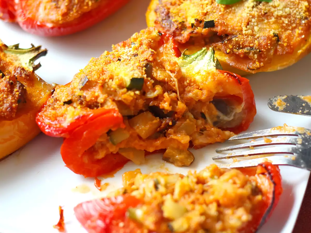 Gebakken vegetarische gevulde paprika's: het makkelijke en lekkere recept met groenten en mozzarella kaas - foto 6