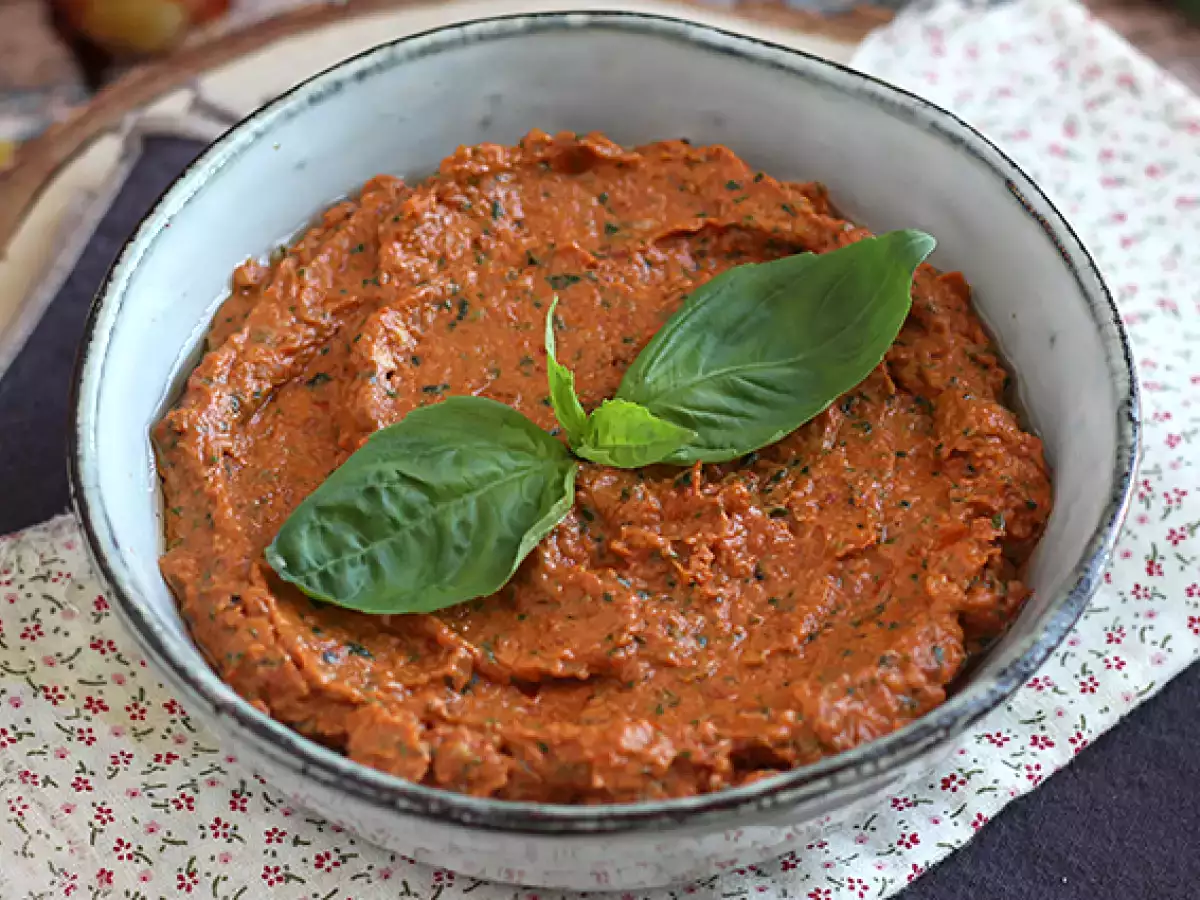 Gekonfijte tomaten en basilicumspread