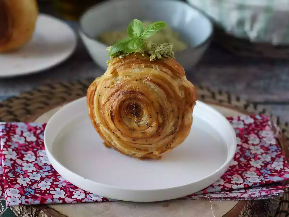 Gemakkelijk gezouten New York broodje met pesto en fromage frais met 4 ingrediënten