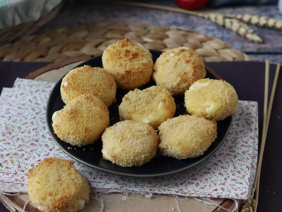 Gepaneerde babybels uit de friteuse