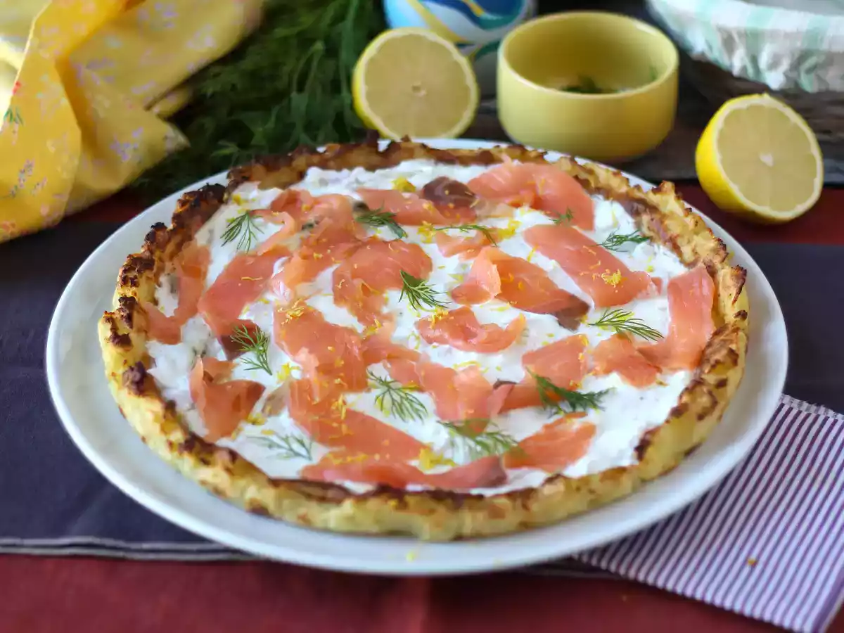Gerookte zalmtaart met aardappelbodem