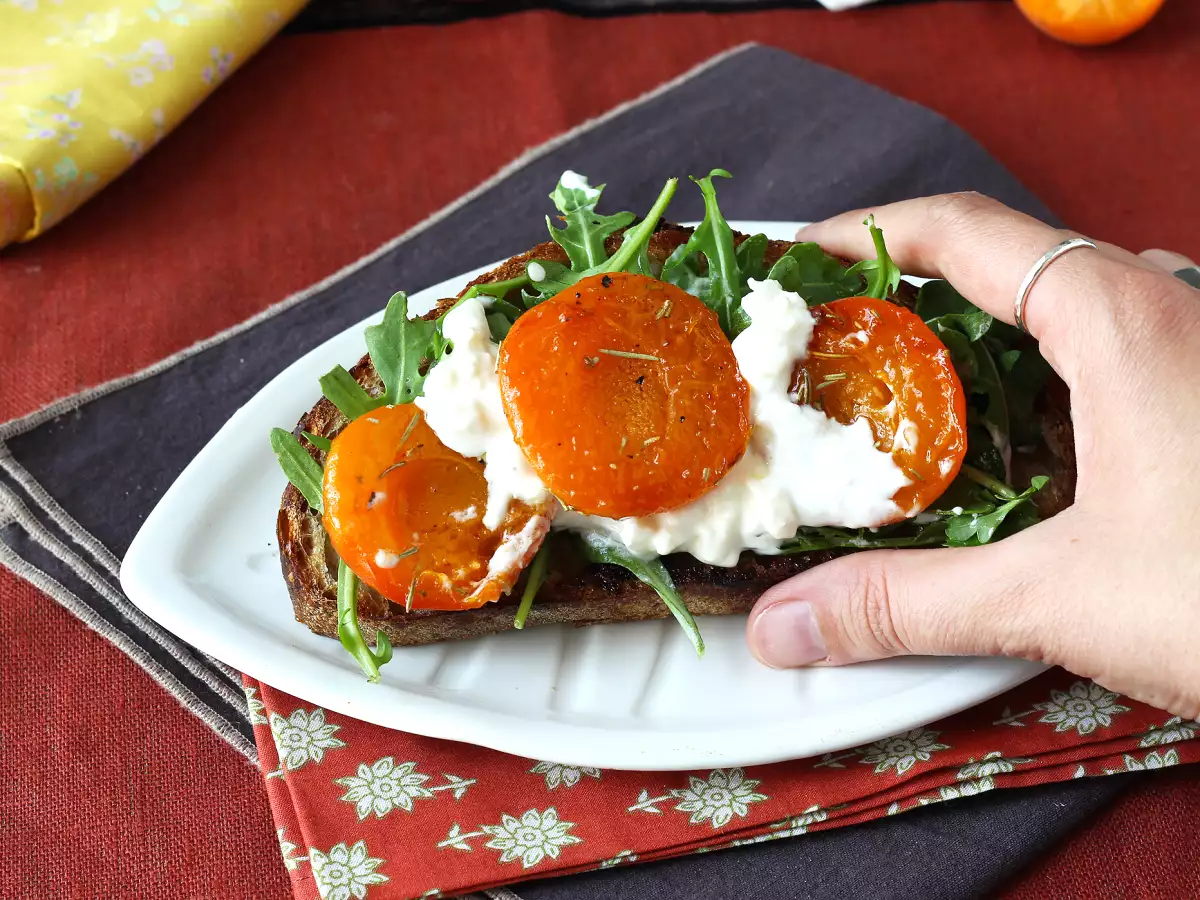 Geroosterde abrikozen, rucola en burrata op toast - foto 2