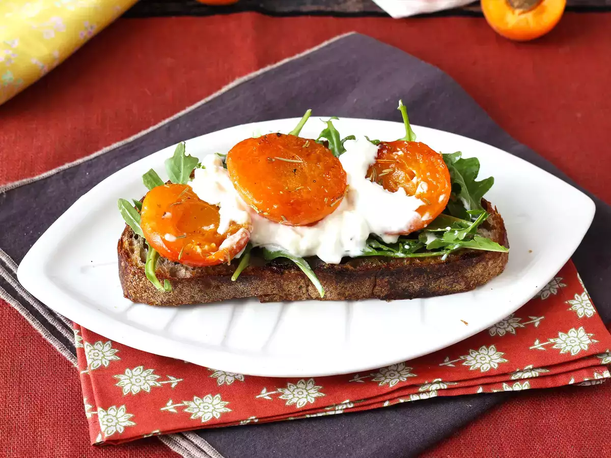 Geroosterde abrikozen, rucola en burrata op toast - foto 3