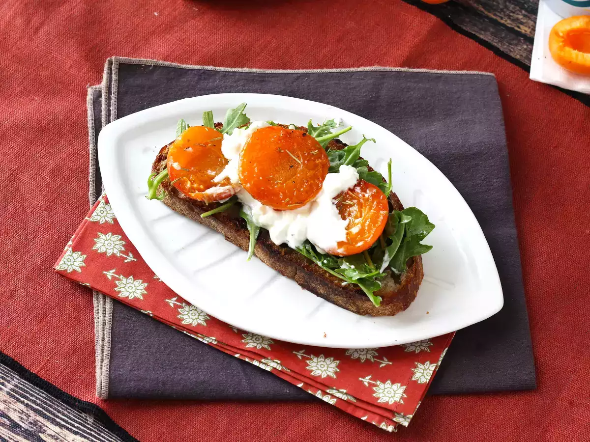 Geroosterde abrikozen, rucola en burrata op toast - foto 4