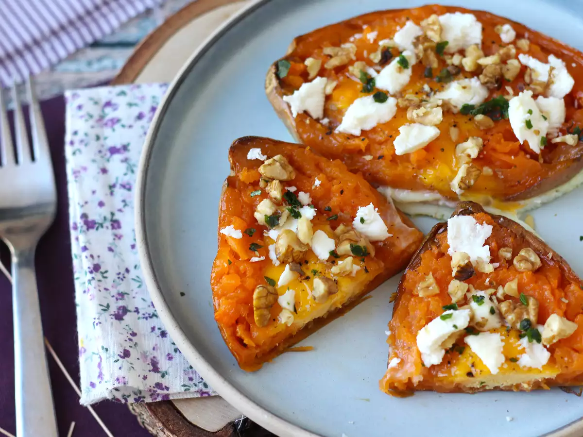 Geroosterde zoete aardappel met ei, feta, honing en walnoten - foto 2