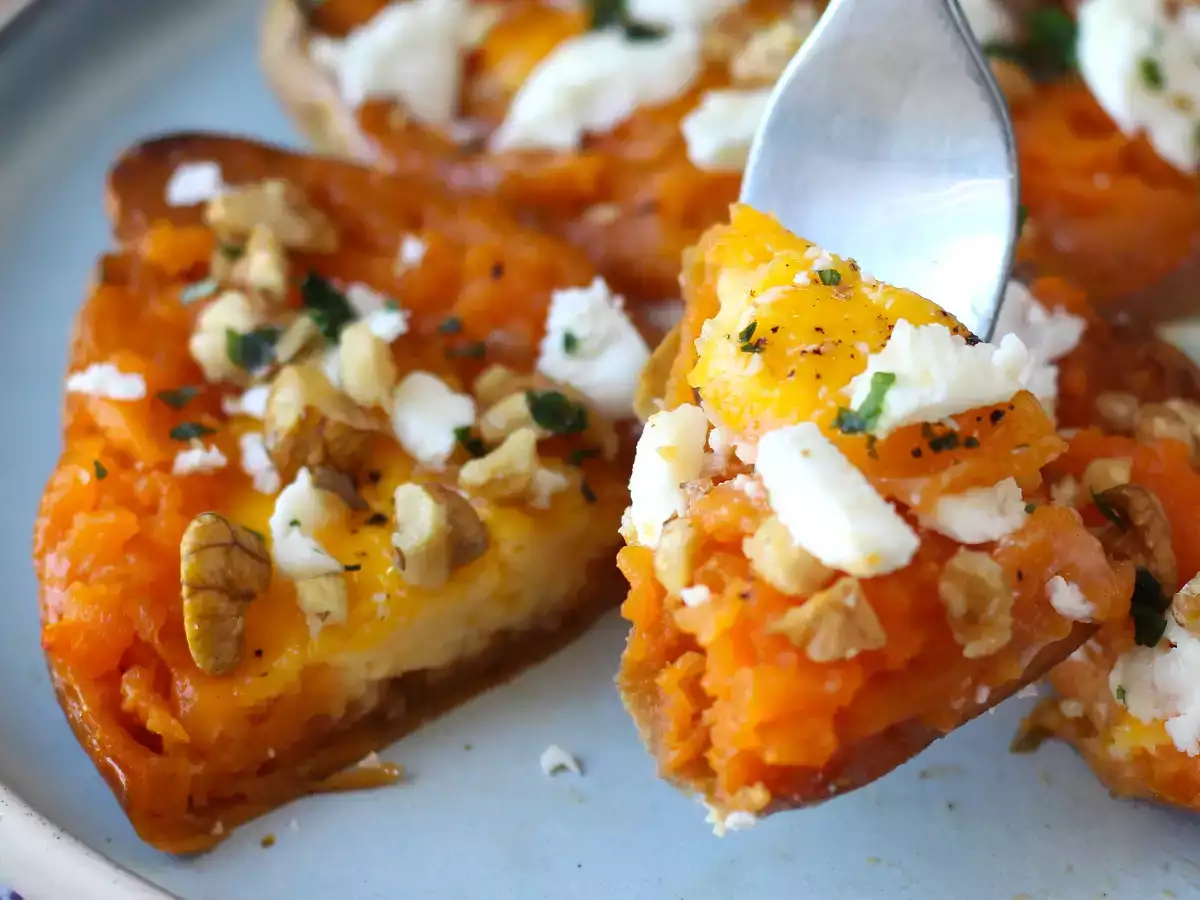 Geroosterde zoete aardappel met ei, feta, honing en walnoten - foto 3
